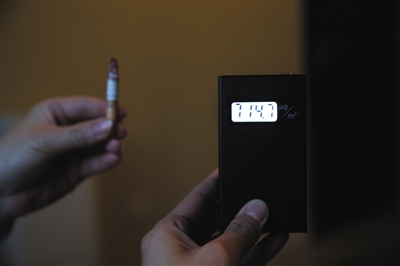 點燃一支煙后，PM2.5升至714.7ug/m3。新京報記者 薛珺 攝